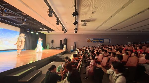 대구과학대학교 유아교육·보육혁신연구센터가 교내 한별문화홀에서 마련한 '웰니스 연계 어린이 뮤지컬'에서 지역 영유아들이 공연을 관람하며 즐거운 시간을 보내고 있다. ⓒ 대구과학대학교