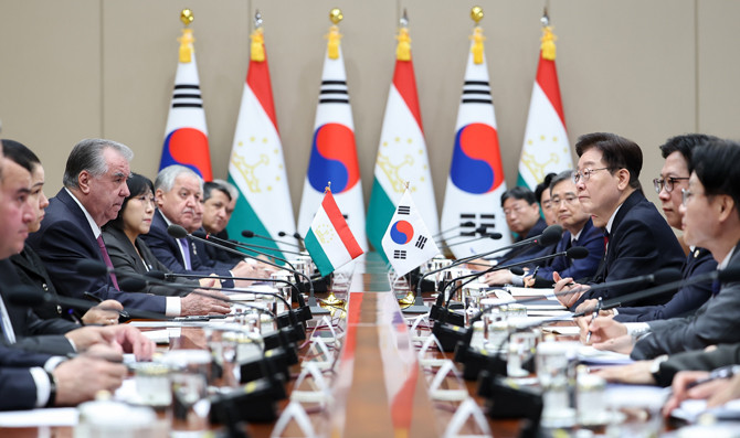 이 대통령은 "한국은 신뢰할 수 있는 동반자로서 타지키스탄의 경제 발전을 위해서 적극 협력할 것"이라며 "앞으로 양국이 철도, 핵심광물, 디지털을 비롯한 분야에서 호혜적 협력을 더욱 확대해 나가기를 바란다"고 희망했다. ⓒ 연합뉴스