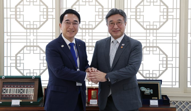 박수현 충남지사는 16일 정부서울청사에서 윤호중 행정안전부 장관을 만나 3개 현안에 대한 정부 차원의 지원을 요청 후 기념촬영을 하고 있다. ⓒ 충남도