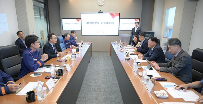 조상호 시장은 16일 연동면 명학일반산업단지에 위치한 SK트리켐㈜을 방문해 임직원들과 간담회를 개최하고 있다. ⓒ 세종시