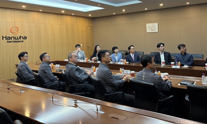 박동식 사천시장 시장이 한화에어로스페이스를 방문하고 협력 방안을 논의하고 있다. ⓒ 사천시