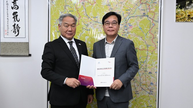 이용우 군수와 기획감사담당관 등 집행부가 지난 16일 국회를 방문해 송언석 의원 만나 2027년 정부예산 현안사업 국정 반영 요청 후 기념촬영을 하고 있다. ⓒ 부여군
