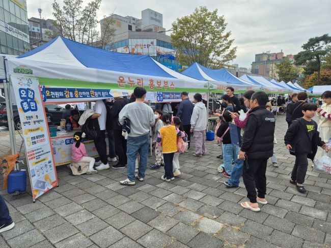 북구는 침체된 골목상권에 활기를 불어넣기 위한 마케팅 행사를 11월까지 실시한다. 사진은 지난해 골목형상점가 공동마케팅 행사 장면. ⓒ 북구청
