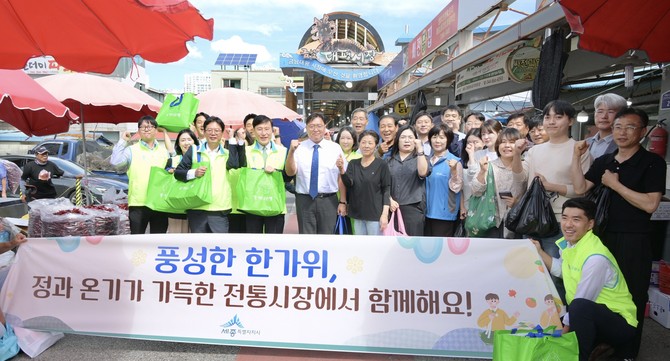 조상호 시장은 17일 금남면 금남대평시장을 방문해 시장 곳곳을 둘러보며 상인들과 인사 후 기념촬영을 하고 있다. ⓒ 세종시