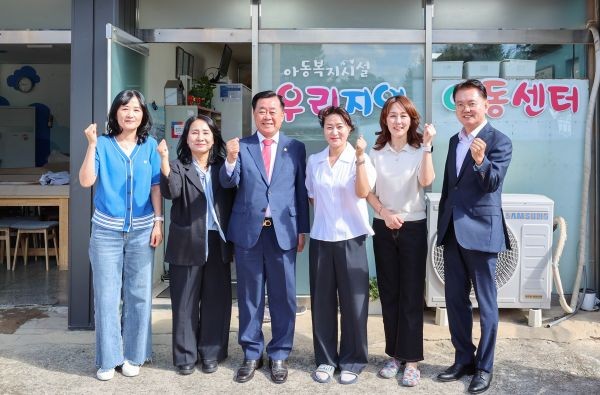 김희수 경상북도의회 의장이 17일 포항 우리지역아동센터를 방문해 경북도의회에서 마련한 위문품을 전달하고, 시설 관계자들과 운영 현황 및 애로사항을 청취한 뒤 기념촬영을 하고 있다. ⓒ 경북도의회