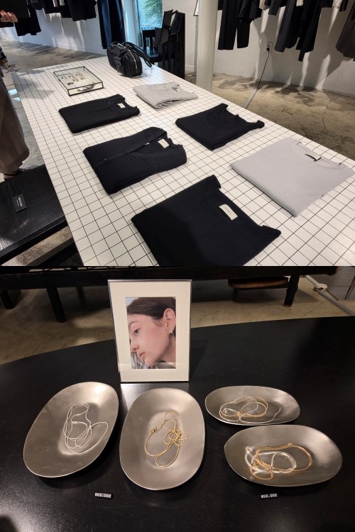 탠먼스 루틴 니트(상단)는 사계쩔 내내 입을만한 두꼐감과 레이온·나일론 혼방 소재와 강연사를 사용했다. 하단은 심플한 스타일의 액세서리 제품. = 이인영 기자