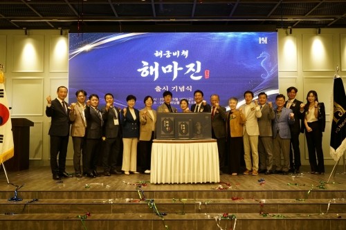 HS네이처코리아가 자체 브랜드 ‘해궁비책’의 첫 제품 ‘해마진’을 공식 출시하고 주요 내빈들과 출시 세리머니를 진행하고 있다. ⓒ HS네이처코리아