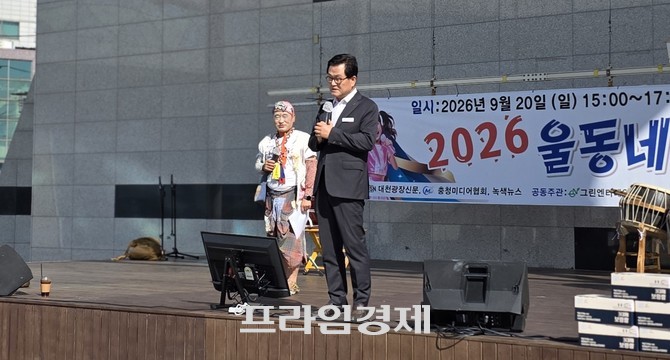 20일 엄승용 보령시장이 대천1·2동 주민들을 대상 '2026 우리동네 콩쿨대회 노래자랑'에 참석해 인사말을 하고 있다. = 오영태 기자