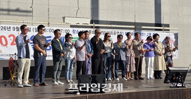 20일 보령문화의전당 야외공연장에서 열린 '2026 우리동네 콩쿨대회 노래자랑'에 참석한 대천1·2동 주민들과 관계자들이 기념촬영을 하고 있다. =오영태 기자