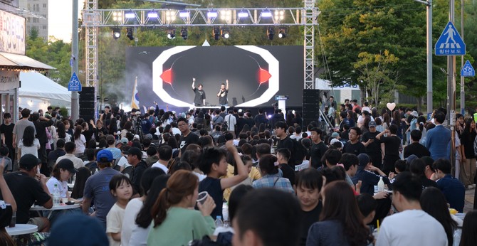 지난 19일 논산청년꿈키움광장과 건리단길 일원에서 청년센터 개소식과 '제2회 청청페스티벌'을 개최하고 있다. ⓒ 논산시