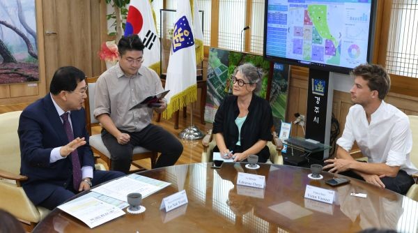 주낙영 경주시장이 지난 21일 경주시청을 찾은 프랑스 주요 언론 기자단과 만나 신라 천년의 역사와 문화유산의 가치, 경주의 관광자원 등을 소개하며 양국 간 문화교류 확대와 경주의 국제적 홍보 방안에 대해 의견을 나누고 있다. ⓒ 경주시