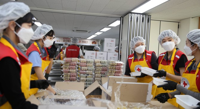 정관장 봉사단과 대한적십자사 서울조리사봉사회와 셰프들이 효배달을 준비하고 있다. ⓒ KGC인삼공사