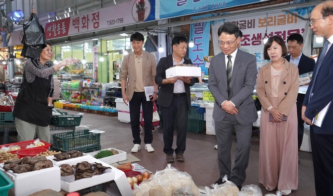 박은식 산림청장(가운데)이 22일 추석명절을 앞두고 대전시 중리전통시장을 찾아 임산물 등의 가격 동향을 살피고 직접 물품을 구입하고 있다. ⓒ 산림청