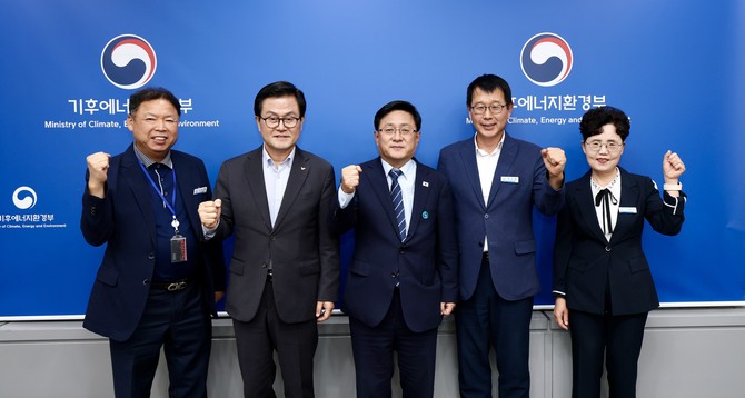 22일 서울 한강홍수통제소에서 열린 '탄소중립 선도도시 간담회'를 개최 후 기념촬영을 하고 있다. ⓒ 보령시