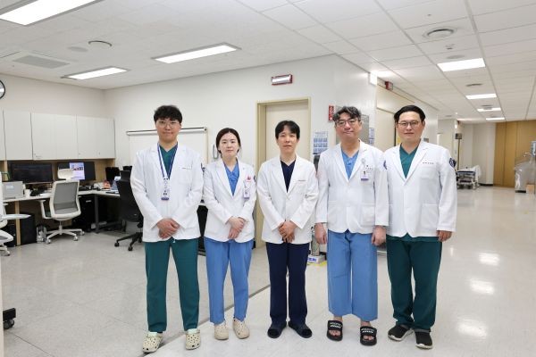 계명대 동산병원 심장내과 부정맥팀이 심방세동 치료를 위한 펄스장 절제술(PFA) 500례 달성을 기념하며 기념촬영을 하고 있다. 사진 왼쪽부터 위영준·정민수·황종민·박형섭·정태완 교수. ⓒ 계명대학교 동산병원