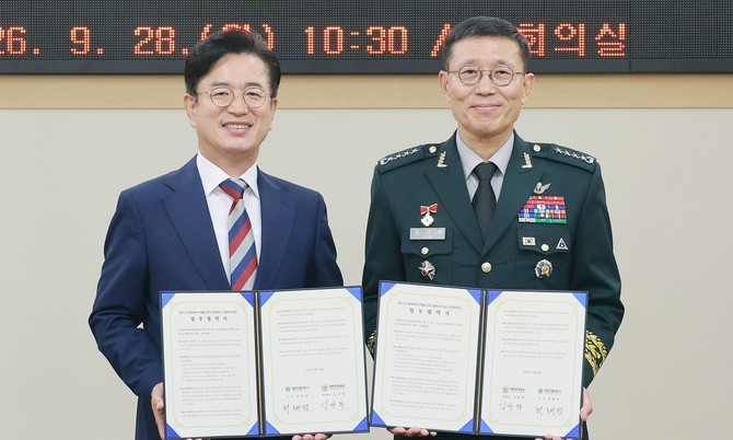 대전시와 육군은 방산 인공지능 전환 협력체계 구축 업무협약을 체결 후 기념촬영을 하고 있다(허태정 대전시장 김규하 육군참모총장). ⓒ 대전시