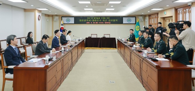 대전시와 육군은 방산 인공지능 전환 협력체계 구축 업무협약을 체결하고 있다. ⓒ 대전시