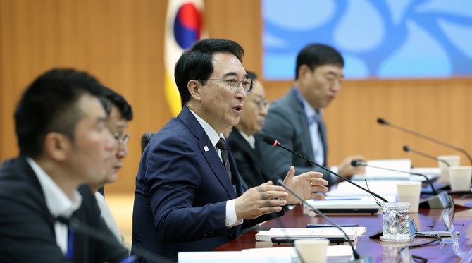 28일 도청 대회의실에서 박수현 지사가 '실국별 AI 과제 발굴 보고회'를 열고 AI 기반 도정 혁신 과제를 논의하고 있다. ⓒ 충남도