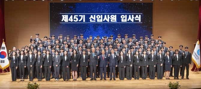 28일 충남 보령 본사에서 임직원과 신입사원 등 200여 명이 참석한 가운데 '2026년 제2차 신입사원 입사식'을 개최 후 단체 기념촬영을 하고 있다. ⓒ 중부발전