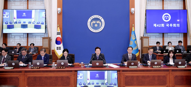 이 대통령은 29일 청와대에서 주재한 국무회의에서 검찰개혁에 따른 경찰 수사권 확대의 문제점을 꼬집었다. ⓒ 연합뉴스