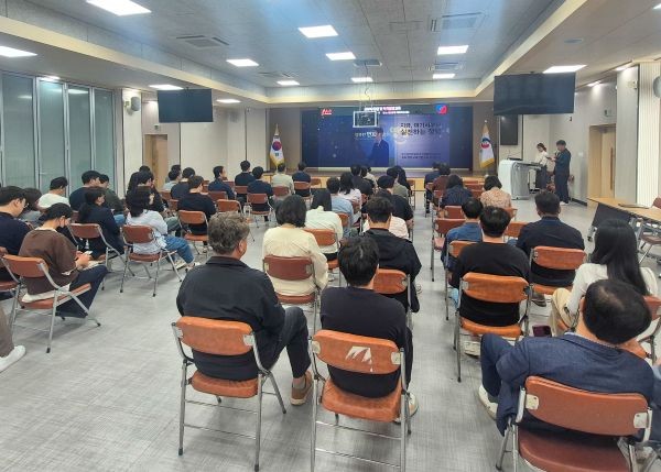 영양군이 29일 군청 대회실에서 전 직원을 대상으로 '2026년 부패방지 및 적극행정 교육'을 진행하고 있다. 이날 교육은 청렴한 공직문화를 조성하고 적극적인 행정 실천 역량을 높이기 위해 마련됐다. ⓒ 영양군