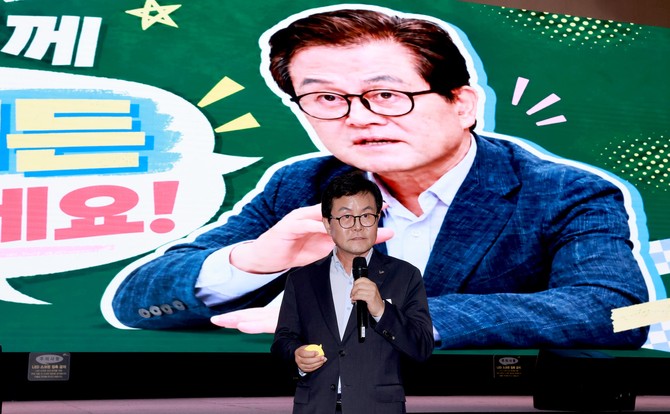 엄승용 보령시장이 보령머드테마파크에서 신규 공무원 74명을 대상으로 공직 입문 교육을 진행하고 있다. ⓒ 보령시