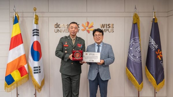 동국대학교 WISE캠퍼스가 해병대 장교 진출 지원 및 우수 인재 확보에 기여한 공로로 해병대 사령관 감사패를 받은 가운데, 김수용 해병대 교육훈련단장(준장·왼쪽)이 류완하 동국대 WISE캠퍼스 총장(오른쪽)에게 감사패를 전달한 뒤 기념촬영을 하고 있다. ⓒ 동국대학교 WISE캠퍼스