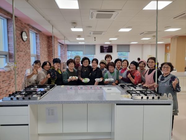 봉화군농업기술센터가 지난 28일 봉화군 농산물가공기술지원관에서 우리음식연구회 회원들을 대상으로 '초코 사과 찹쌀떡 만들기' 특별교육을 진행한 가운데, 교육을 마친 참석자들이 기념촬영을 하고 있다. ⓒ 봉화군