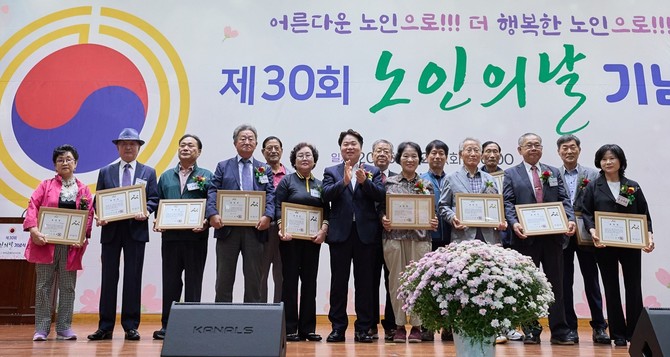 시는 지난 29일 아산시민체육관에서 어르신과 지역 주민 등 1500여 명이 참석한 가운데 '제30회 노인의 날 기념행사' 유공자 표창장 수여 후 기념촬영을 하고 있다. ⓒ 아산시