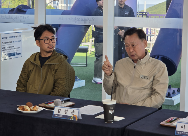내달 6일 부산 영도구 '태종대 오션 플라잉 테마파크' 재개장을 앞두고 열린 미디어데이 행사에사 시설 운영사 박승배 (주)삼진스틸 대표(왼쪽)와 김철훈 영도구청장(오른쪽)이 기자들 질의에 답하고 있다. =서경수 기자.