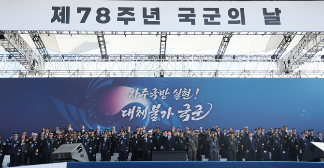 이 대통령은 국군의 날 기념식에서 '선택적 모병제'로 기술집약 부사관을 확대할 것이라고 밝혔다. ⓒ 연합뉴스