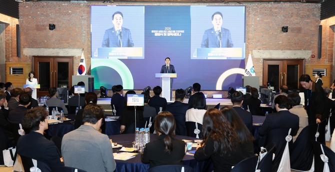 1일 충북도청에서 고용노동부와 대전·세종·충북 등 충청권 4개 시도가 참여하는 '충청권 성장산업 내일이음 프로젝트' 출범식에서 박수현 지사가 축사를 하고 있다. ⓒ 충남도