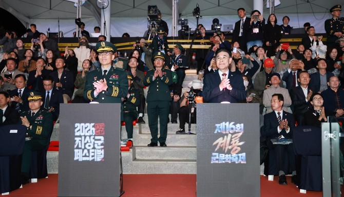 1일 계룡대 활주로 상설공연장에서 열린 제16회 계룡軍문화축제 공동개막식에서 이응우 계룡시장과 김규하 육군참모총장이 함께하며 축제의 시작을 알리고 있다. ⓒ 계룡시