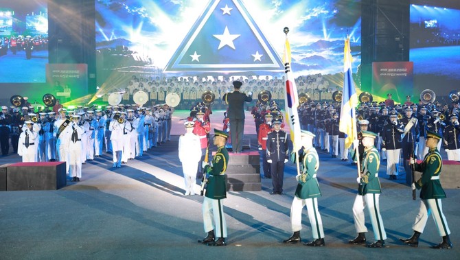 1일 계룡대 활주로 상설공연장에서 열린 제16회 계룡軍문화축제 개막식에서 육·해·공군과 해병대 군악대가 힘찬 군가를 연주하고 있다. ⓒ 계룡시
