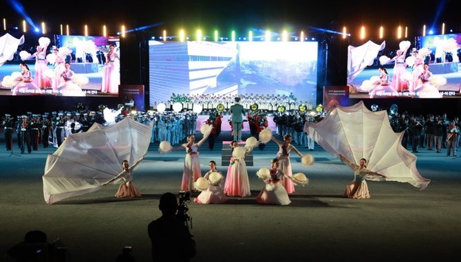 1일 계룡대 활주로 상설공연장에서 열린 제16회 계룡軍문화축제 공동개막식에서 무용단의 화려한 공연이 펼쳐지고 있다. ⓒ 계룡시