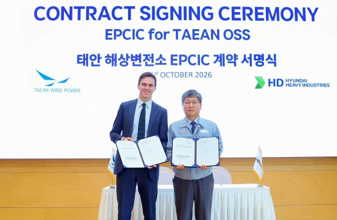 HD현대중공업은 지난 1일 태안풍력발전과 태안 해상변전소의 설계·조달·제작·설치·시운전을 수행하는 프로젝트의 계약을 체결했다(오른쪽부터 원광식 HD현대중공업 해양에너지사업본부장, 클레멍 엘빅 드 발자크 태안풍력발전 CEO). ⓒ HD현대중공업