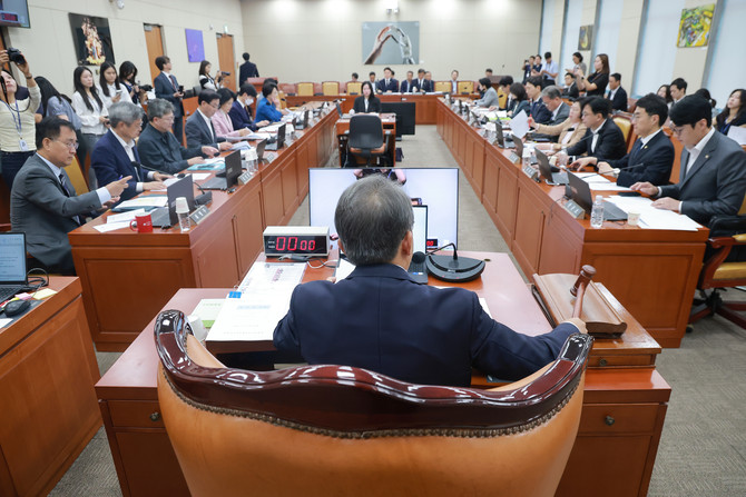 지난달 15일 국회 과학기술정보방송통신위원회 전체회의에서 위원장인 더불어민주당 송기헌 의원이 국정감사 계획서 채택의 건을 상정하고 있다. ⓒ 연합뉴스