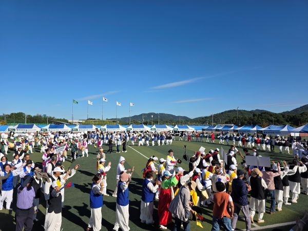 지난 1일 성주군 별고을체육공원에서 열린 제32회 경상북도 풍물대축제에서 참가 풍물단이 힘찬 가락과 역동적인 연희를 선보이며 공연을 펼치고 있다. ⓒ 성주군
