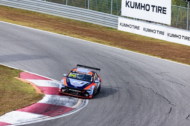 금호 FIA TCR 월드투어 5라운드 레이스 1, 3에서 각각 1위를 차지한 BRC 현대 N 스쿼드라 코르세의 미켈 아즈코나의 주행 장면. ⓒ 금호타이어
