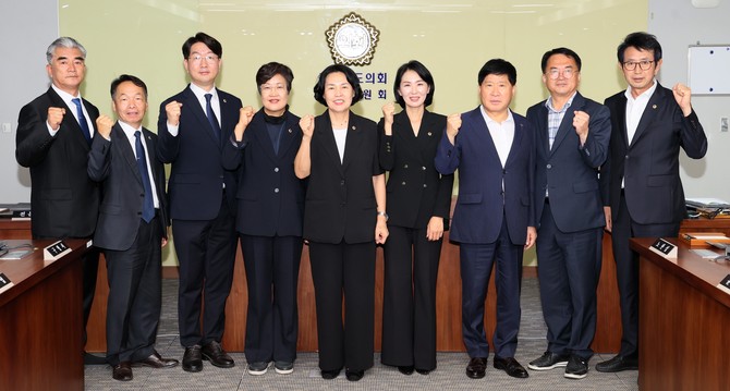 6일 충남교육청과 14개 시·군 교육지원청 시설 담당자들과 간담회를 열고 지역별 교육시설 현황과 개선 방안을 논의 후 기념촬영을 하고 있다. ⓒ 의회사무국