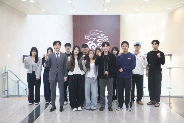 영남이공대학교 화장품화공계열 이종민 교수와 수상 학생들이 제18회 대학생 전문대학 창의설계 경진대회에서 금상·은상·장려상을 수상한 뒤 기념촬영을 하며 기쁨을 나눴다. ⓒ 영남이공대학교