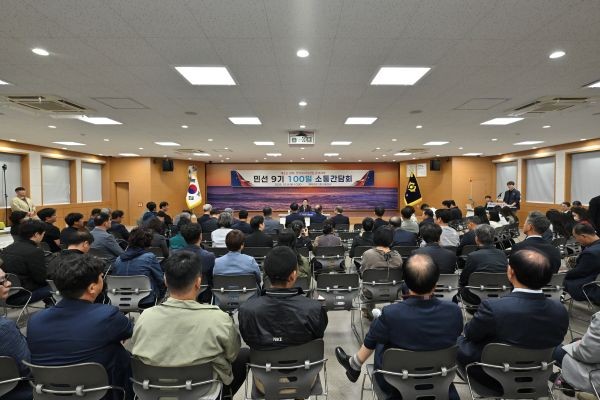 8일 영덕군청 3층 대회의실에서 열린 '민선 9기 100일, 영덕의 100년을 준비하다' 군민 소통 간담회에서 조주홍 영덕군수가 지역 발전 방향과 군정 운영에 대한 의견을 나누고 있다. ⓒ 영덕군