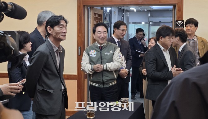 박수현 충남지사가 8일 민선 9기 취임 100일을 맞아 당진시청 해나루홀에서 열린 기자간담회에서 기자들과 환담을 나누고 있다. =오영태 기자