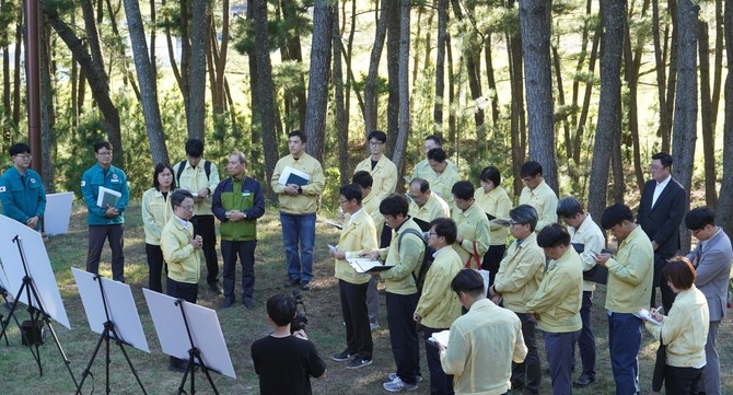 박은식 산림청장(왼쪽 네번째)이 8일 경북 울진군 방제사업지 현장을 점검하며 관계자들에게 방제전략에 따라 철저하게 방제해줄 것을 당부하고 있다. ⓒ 산림청