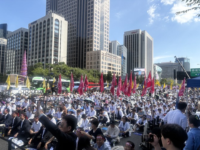 지난 9월20일 광화문에서 대한약사회는 정부의 의약품 배송 확대 정책에 반대하며 '국민건강·건강보험 수호 전국 약사 총궐기대회'를 열었다. © 대한약사회