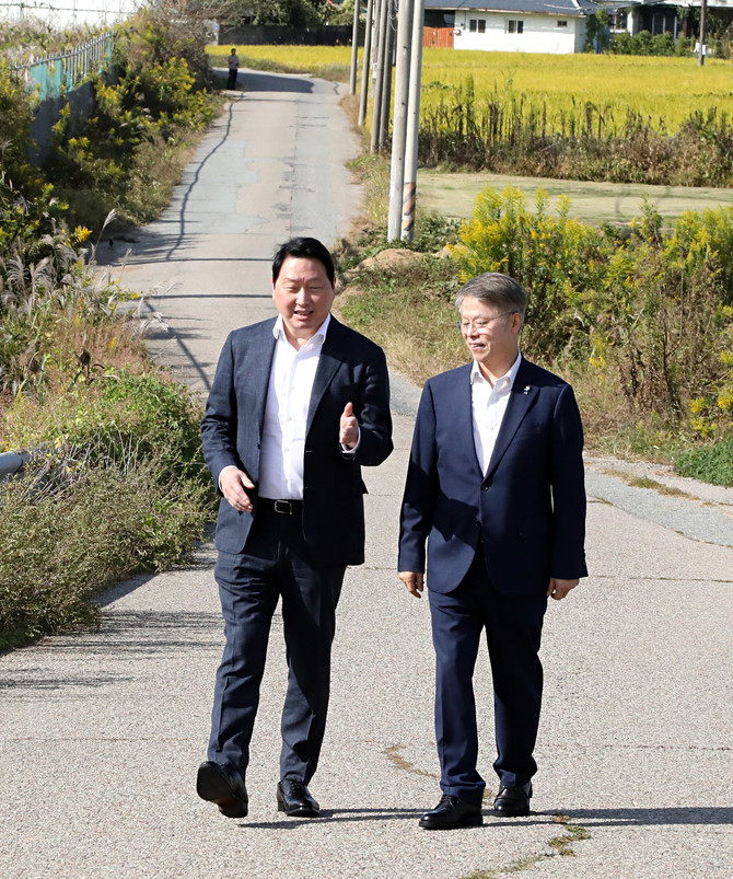 최태원 SK그룹 회장(왼쪽)이 9일 광주 탄약고 부지를 방문해 민형배 전남광주통합특별시장(오른쪽)과 함께 현장을 둘러보며 대화를 나누고 있다. ⓒ SK하이닉스