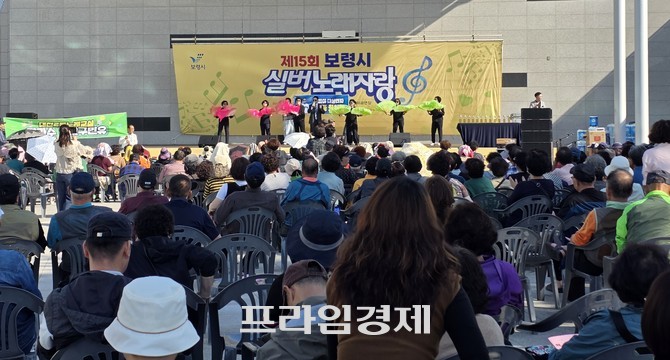 야외공연장에 마련된 무대에서는 참가자들이 화려한 공연과 노래를 선보이고 있다. =오영태 기자