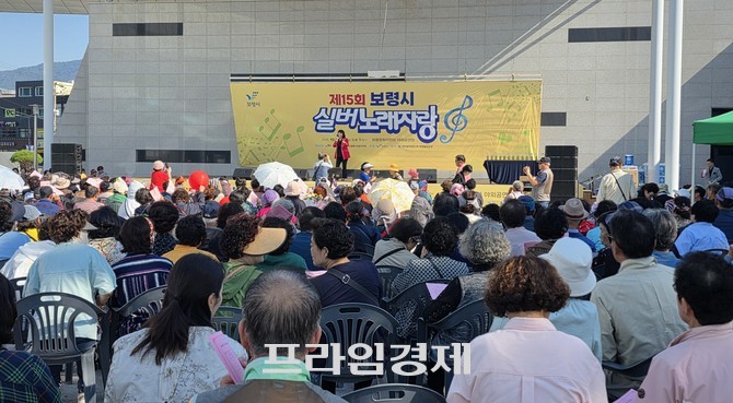 10일 보령문화의 전당 야외공연장에 마련된 무대에서는 초청가수가 축하공연을 하고 있다. =오영태 기자