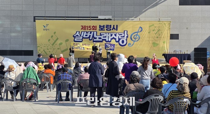 10일 보령문화의 전당 야외공연장에 마련된 무대에서는 참가자들이 화려한 공연과 노래를 선보이고 있다. =오영태 기자