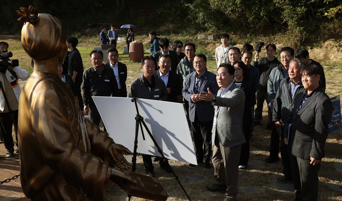 박수현 충남지사가 10일 보령 고대도·원산도를 찾아 항만 개발사업 추진 상황과 섬비엔날레 준비 현장을 점검하고 있다. ⓒ 충남도